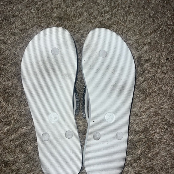 Mystique Berkeley flip flops white size 9/10 - Picture 4 of 4